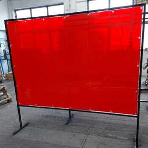 Ekran z czerwoną zaoczkowaną zasłoną spawalniczą