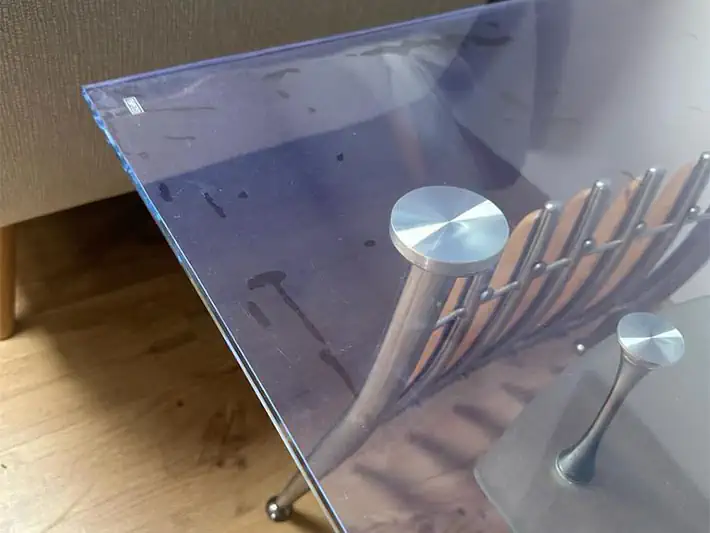 Efekt rozlanej wody na szklanym blacie - mata foliowa ochronna na stół